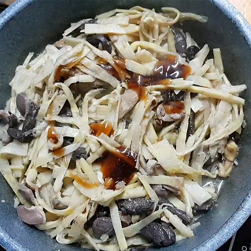 Bước 4 Xào măng tươi với lòng gà Măng tươi xào lòng gà