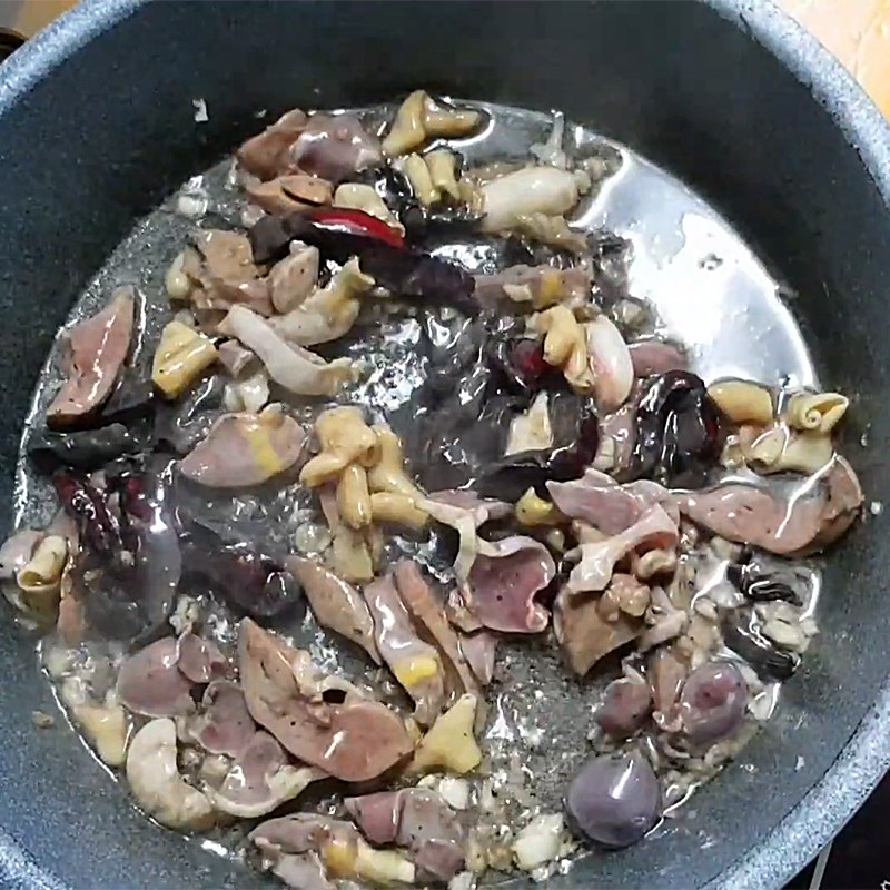 Bước 4 Xào măng tươi với lòng gà Măng tươi xào lòng gà