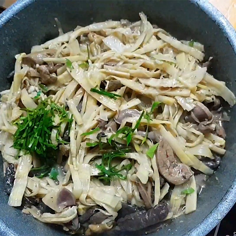 Bước 4 Xào măng tươi với lòng gà Măng tươi xào lòng gà