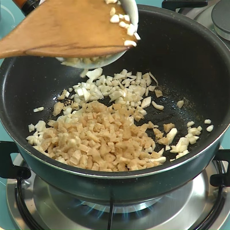Bước 3 Xào nhân Phở khô Gia Lai