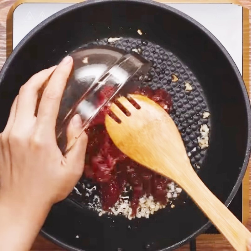 Bước 4 Xào thịt bò và chiên trứng Cơm trộn Hàn Quốc