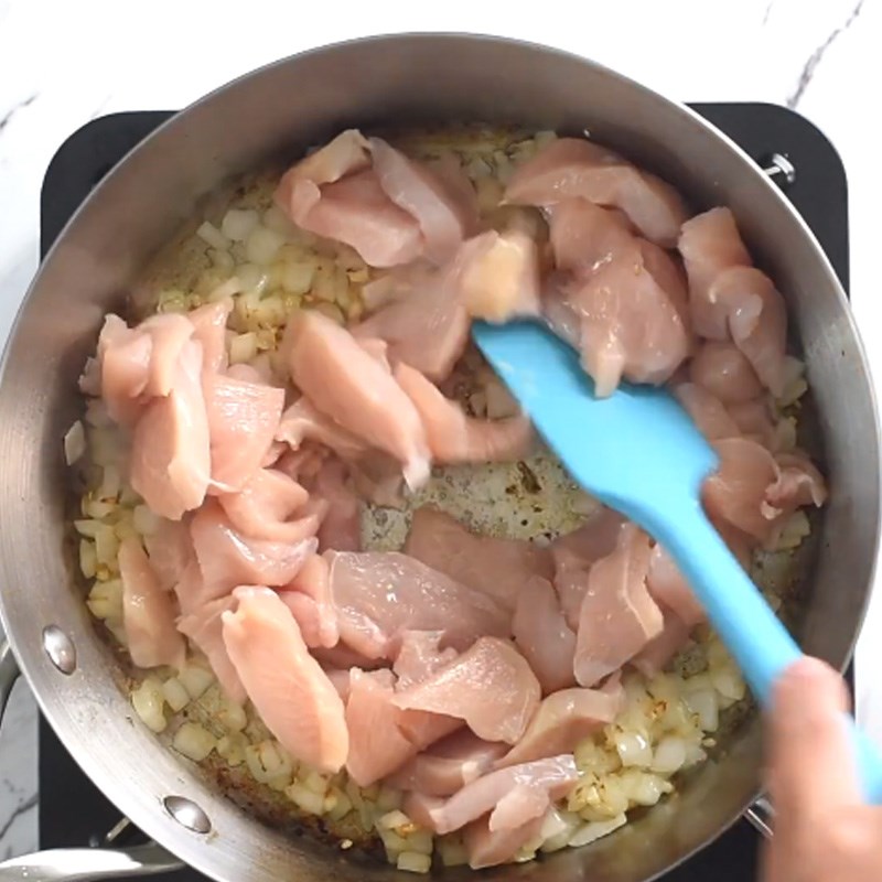 Bước 1 Xào thịt gà Súp kem nấm thịt gà