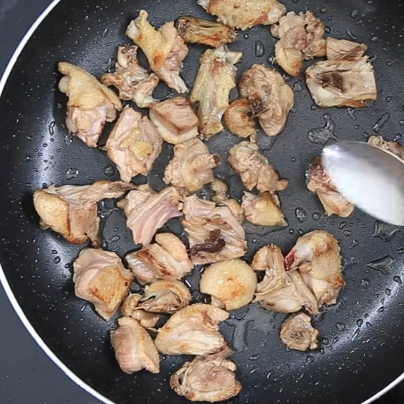 Bước 2 Xào vịt Vịt kho tiêu