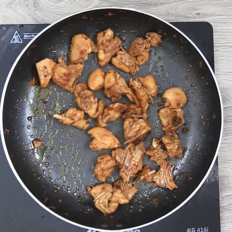 Bước 2 Xào vịt Vịt kho tiêu