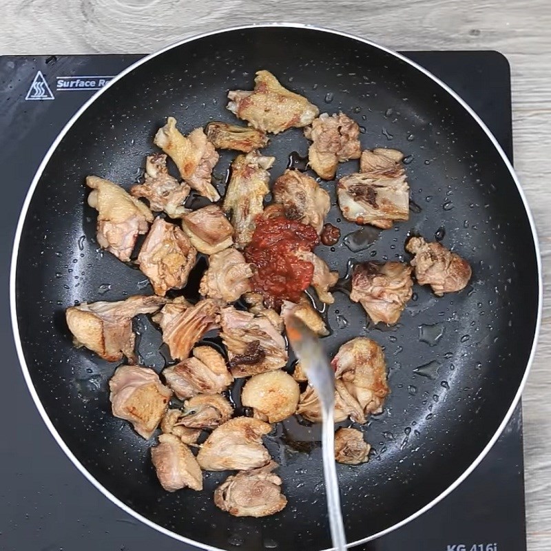 Bước 2 Xào vịt Vịt kho tiêu