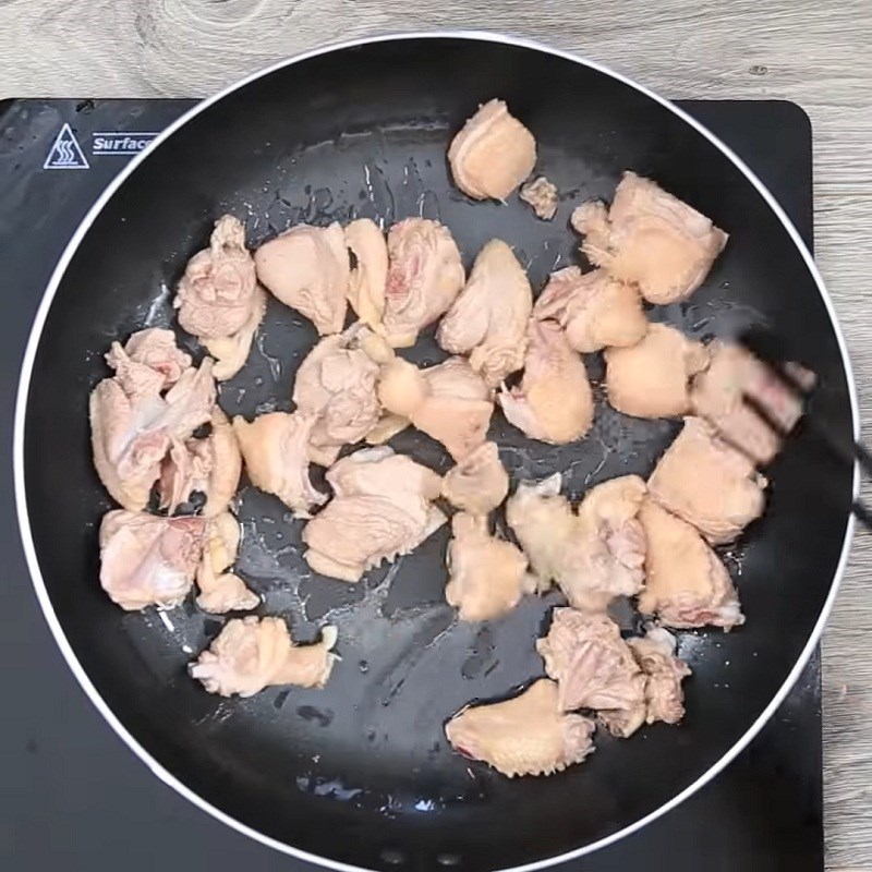 Bước 2 Xào vịt Vịt kho tiêu