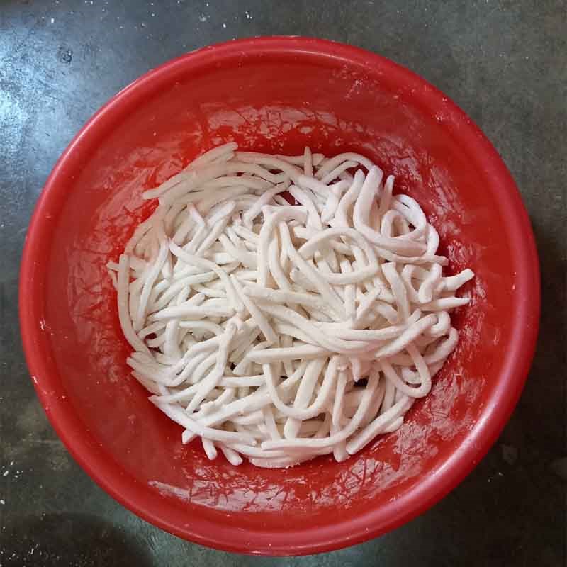 Bước 4 Xắt bột Bánh canh cá lóc