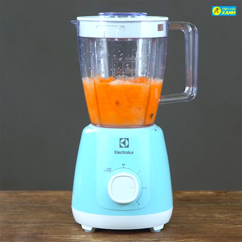Bước 2 Làm nước ép cà rốt Nước ép cà rốt bằng máy xay sinh tố