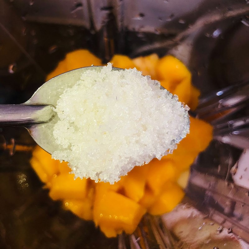 Bước 2 Xay hỗn hợp nguyên liệu Nước ép táo xoài