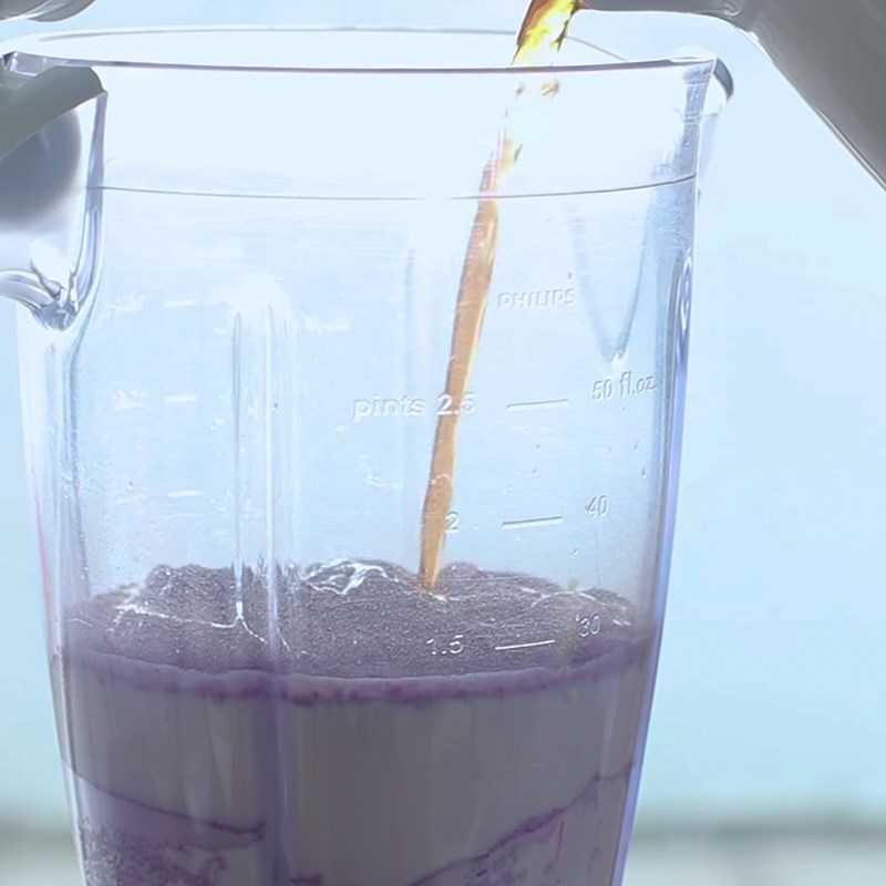 Bước 3 Xay khoai môn với trà và sữa Trà sữa khoai môn trân châu