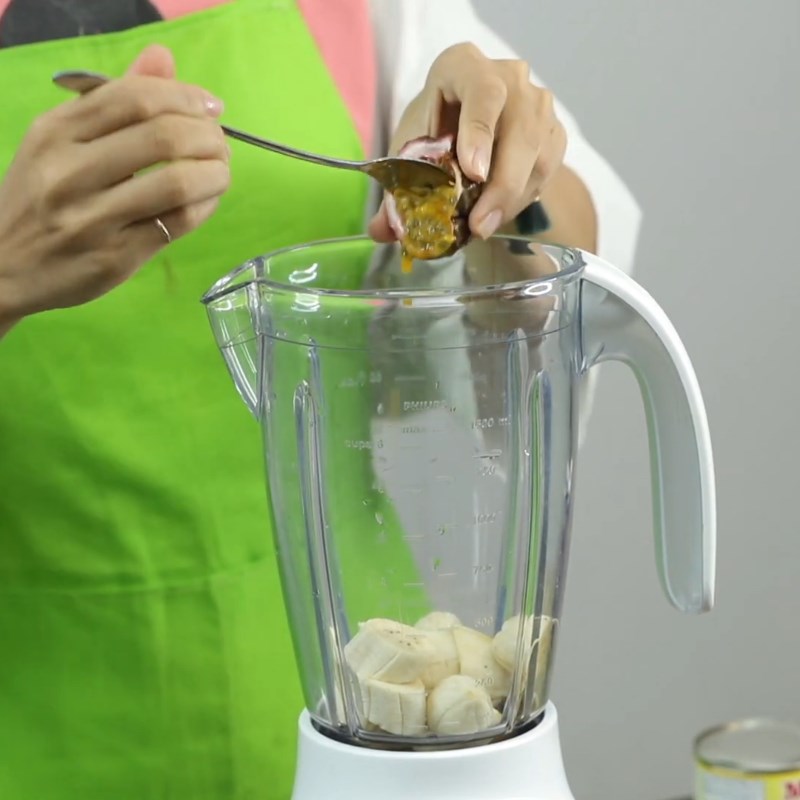 Bước 2 Xay sinh tố Sinh tố chanh leo chuối