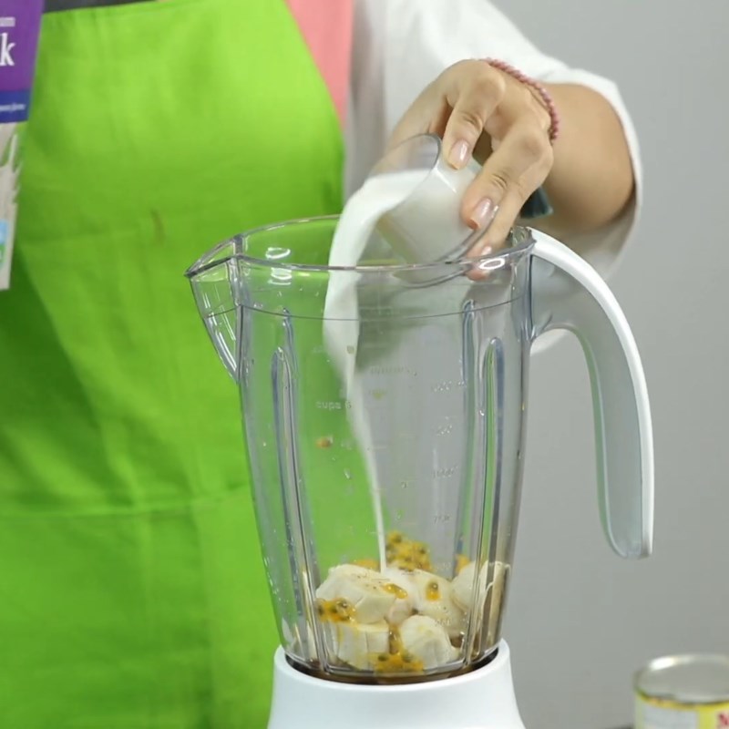 Bước 2 Xay sinh tố Sinh tố chanh leo chuối