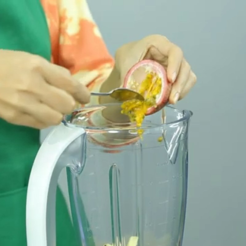 Bước 2 Xay sinh tố Sinh tố chanh leo thơm chuối