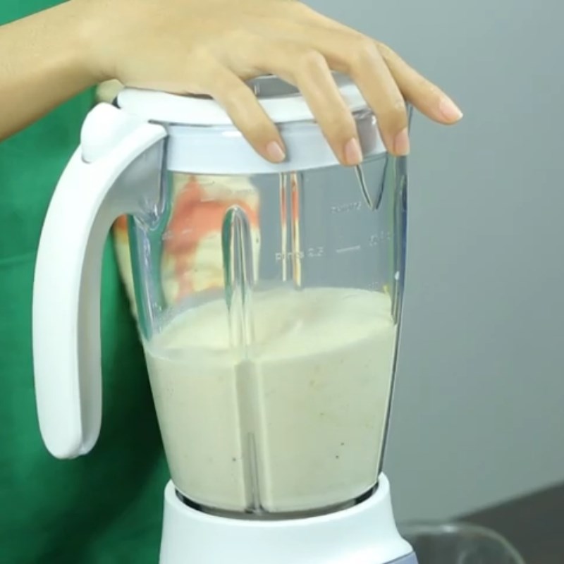 Bước 2 Xay sinh tố Sinh tố chanh leo thơm chuối