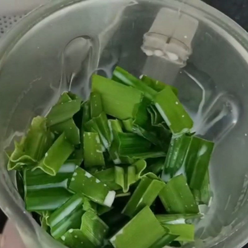 Bước 1 Xay và lọc nước lá dứa Kem lá dứa (lá nếp)