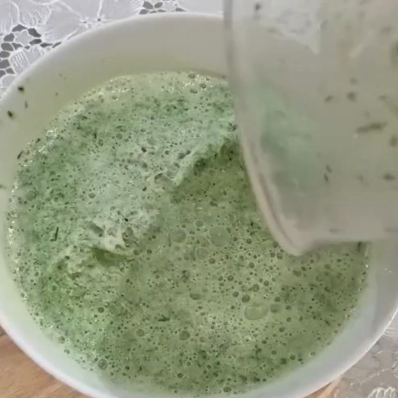 Bước 1 Xay và lọc nước lá dứa Kem lá dứa (lá nếp)
