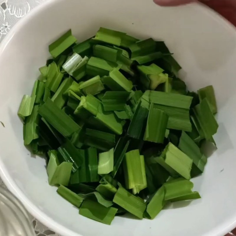 Bước 1 Xay và lọc nước lá dứa Kem lá dứa (lá nếp)