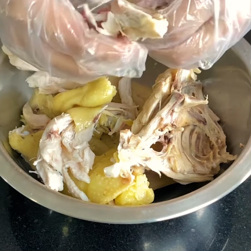 Bước 4 Xé gà và hoàn thành Hủ tiếu gà
