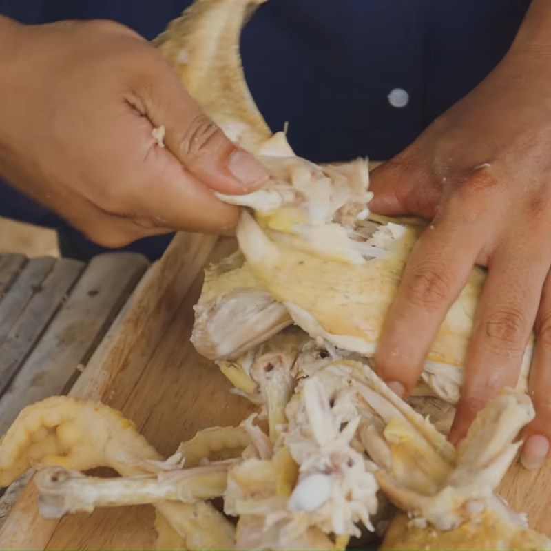 Bước 3 Xé thịt gà Gỏi gà hoa phượng