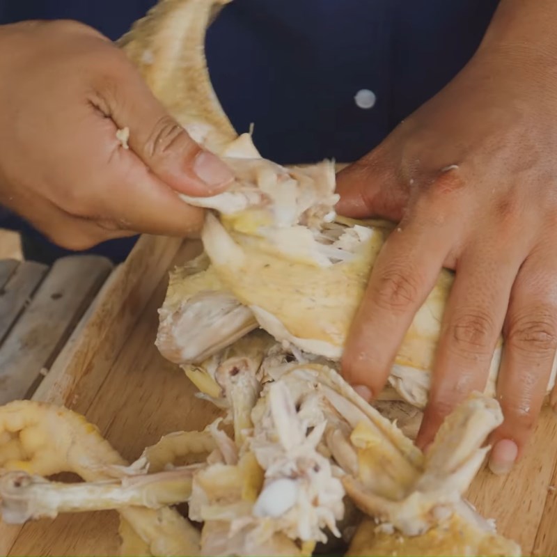 Bước 3 Xé thịt gà Gỏi gà hoa phượng