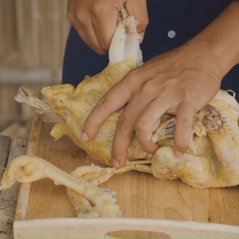 Bước 3 Xé thịt gà Gỏi gà hoa phượng