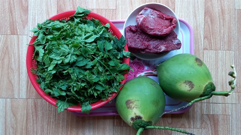 Nguyên liệu món ăn bò nhúng nước dừa lá khổ qua rừng
