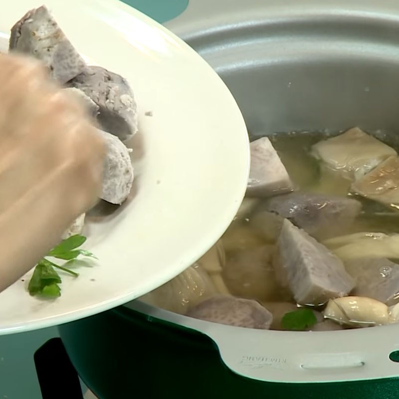 Bước 3 Nấu canh Canh khoai môn chay cần nước