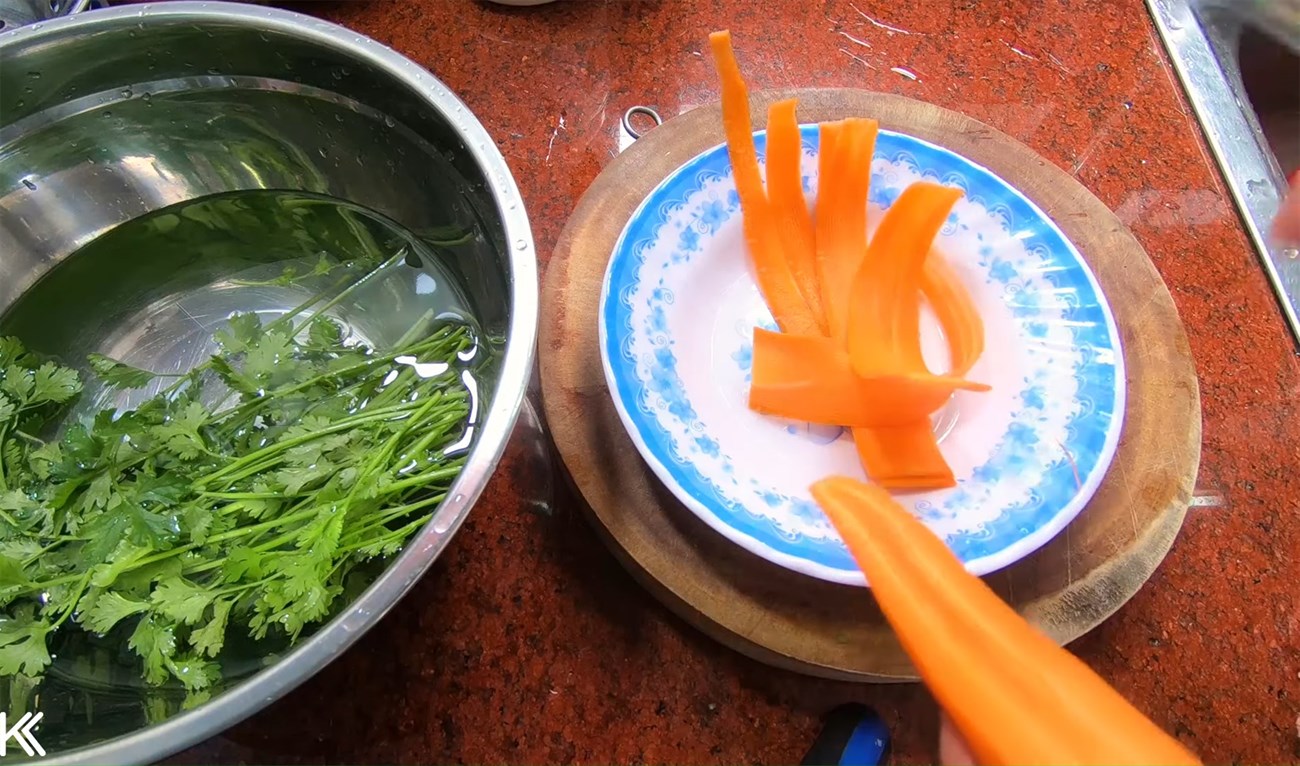 Bước 2 Sơ chế các nguyên liệu khác Cá hồi áp chảo sốt cam