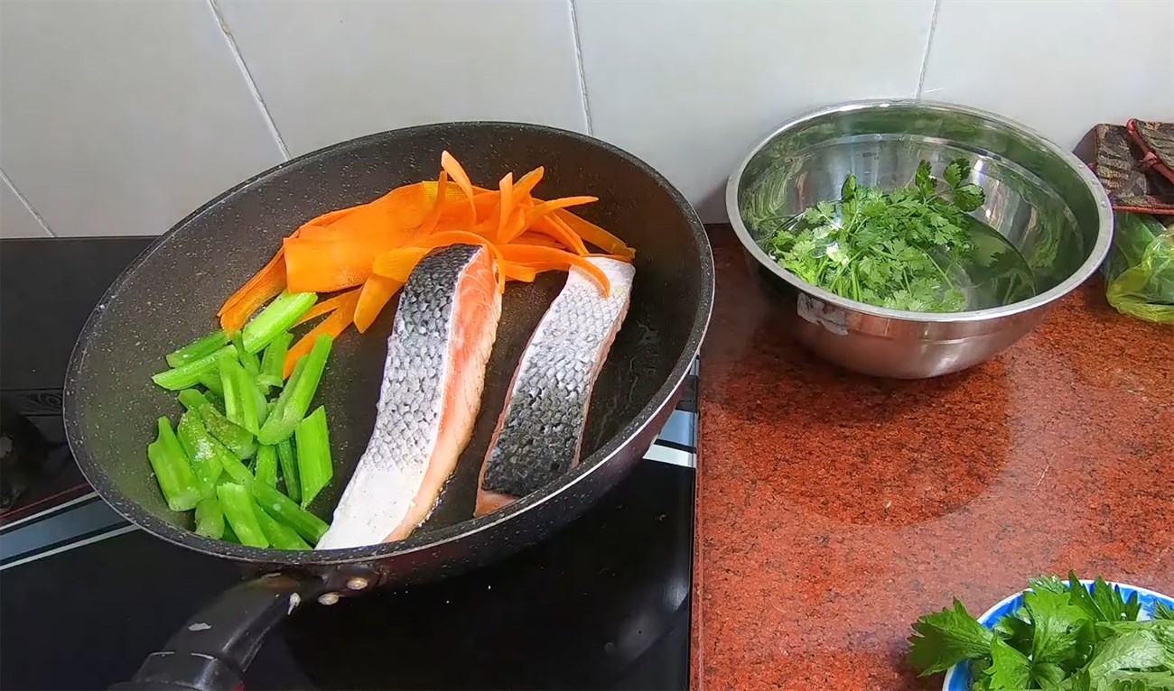 Bước 4 Áp chảo cá hồi Cá hồi áp chảo sốt cam