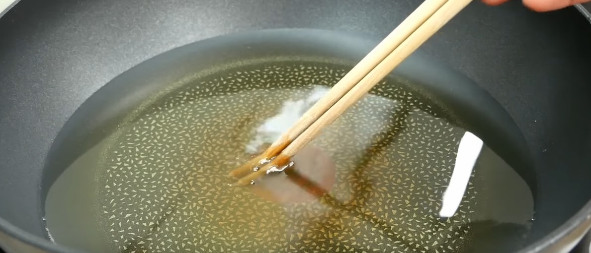 Bước 4 Tiến hành chiên chả Chả cá chay khoai môn