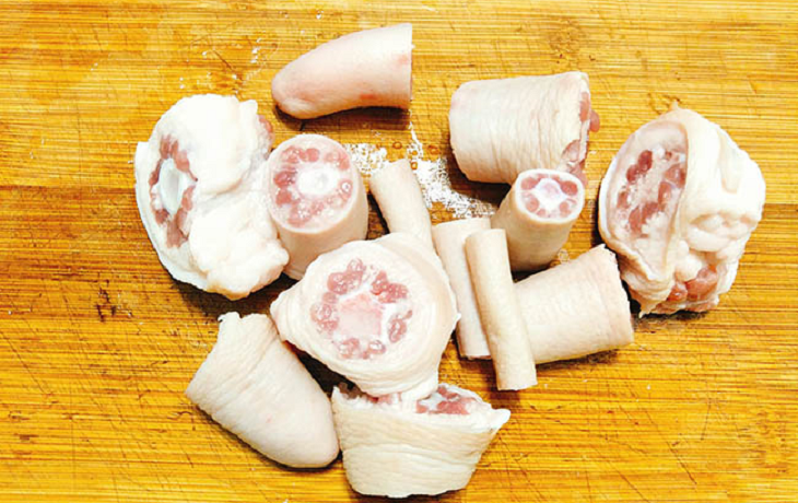 Bước 1 Sơ chế đuôi heo Đuôi heo hầm bia