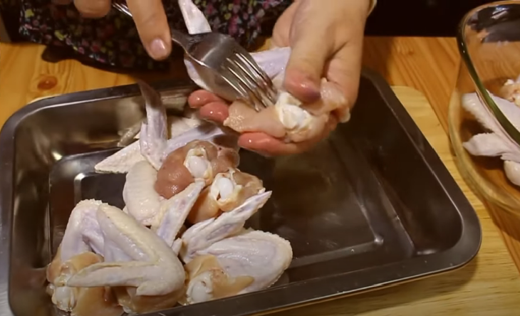 Bước 1 Sơ chế nguyên liệu Gà chiên bơ tỏi