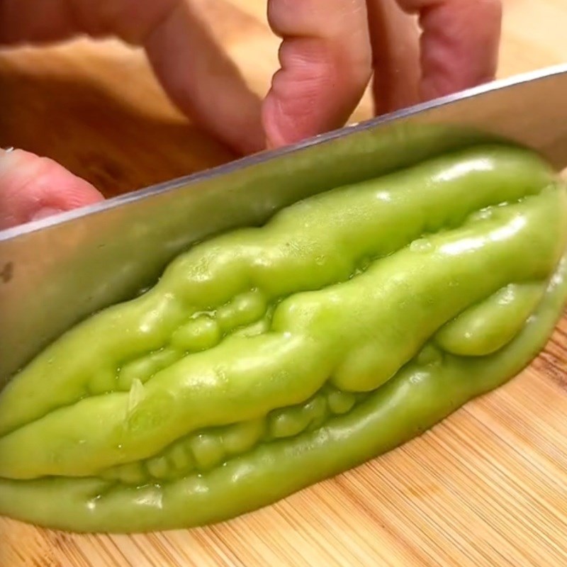 Bước 1 Sơ chế nguyên liệu Khổ qua kho nước mắm chay