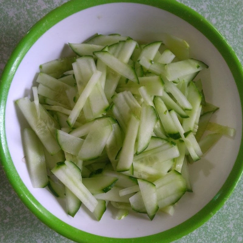 Bước 1 Sơ chế nguyên liệu Cách làm bún chả giò với chả giò mua sẵn