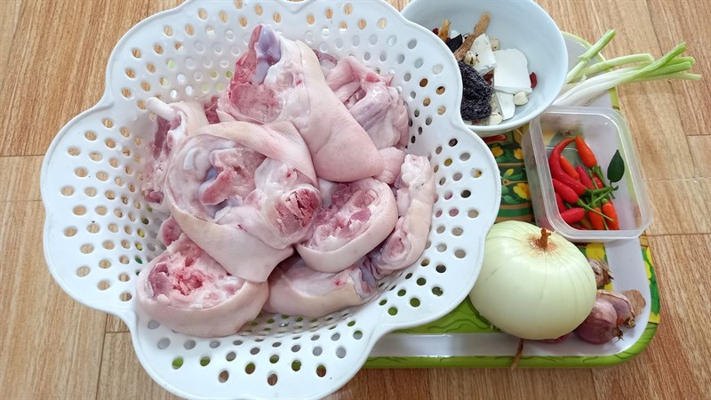 Nguyên liệu món ăn chân giò hầm thuốc bắc