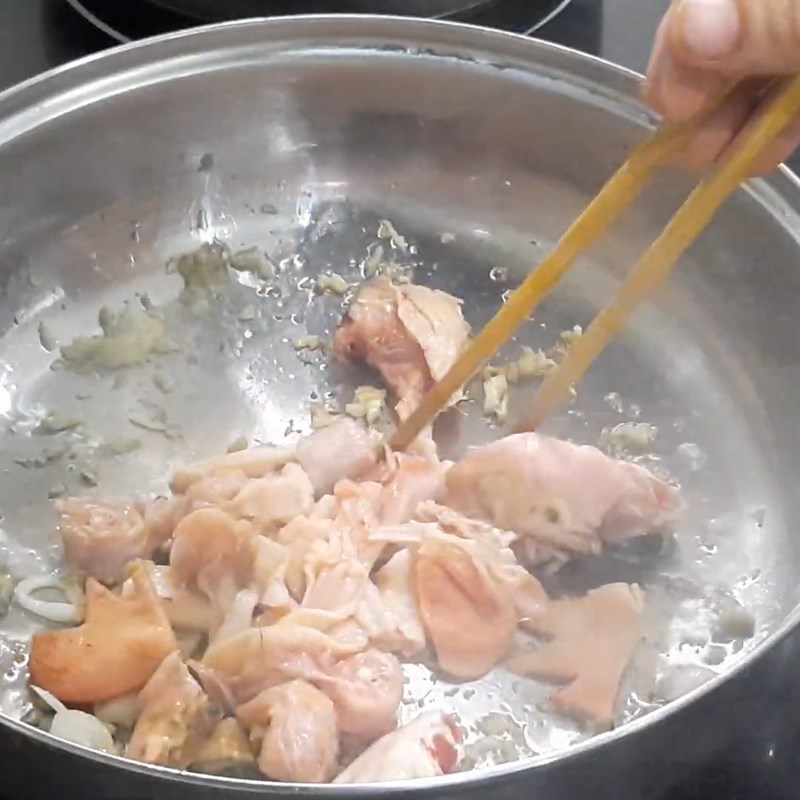 Bước 4 Xào gà Lẩu cháo gà nấm đông cô