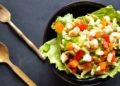 3 cach lam salad ot chuong ngon mieng don gian de lam giup CN 1200x676 1