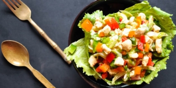 3 cach lam salad ot chuong ngon mieng don gian de lam giup CN 1200x676 1