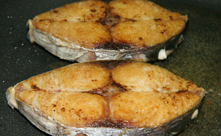Bước 2 Làm món ăn Cá thu kho mía