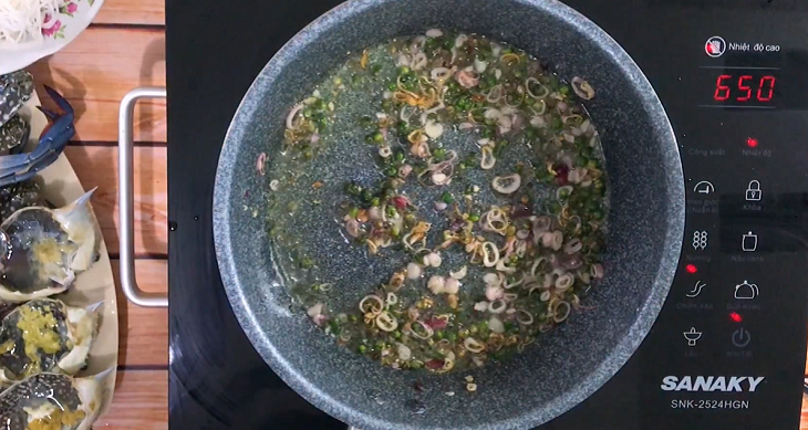 Bước 3 Nấu lẩu Lẩu ghẹ tiêu xanh