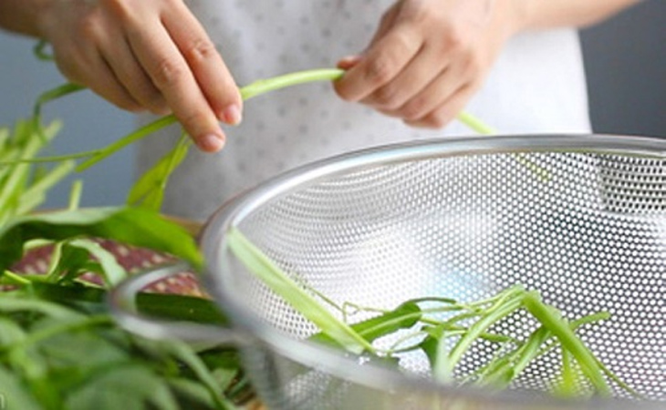 Bước 1 Sơ chế rau muống Nộm rau muống đậu phộng