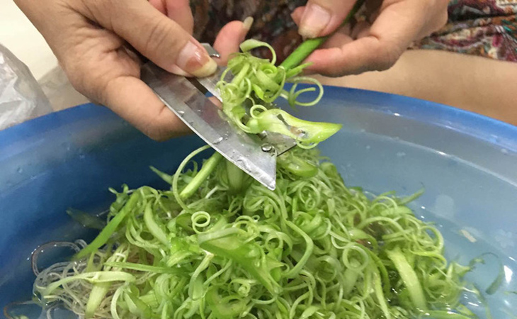 Bước 1 Sơ chế nguyên liệu Nộm rau muống tép đồng