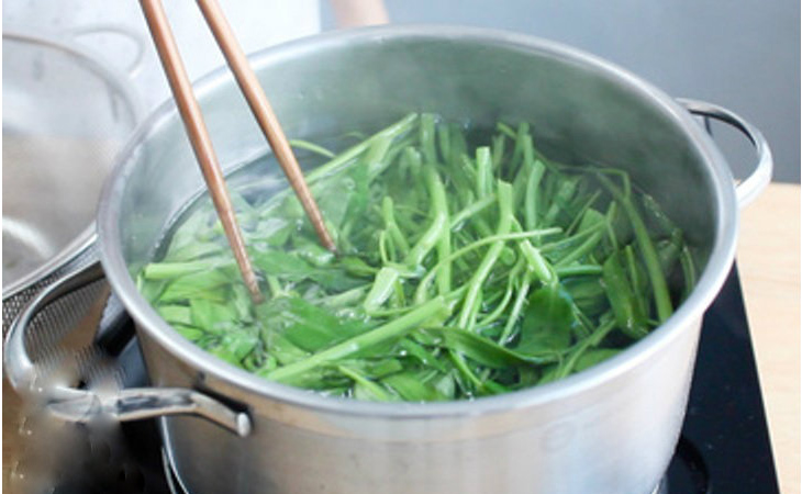 Bước 2 Luộc rau muống Nộm rau muống đậu phộng