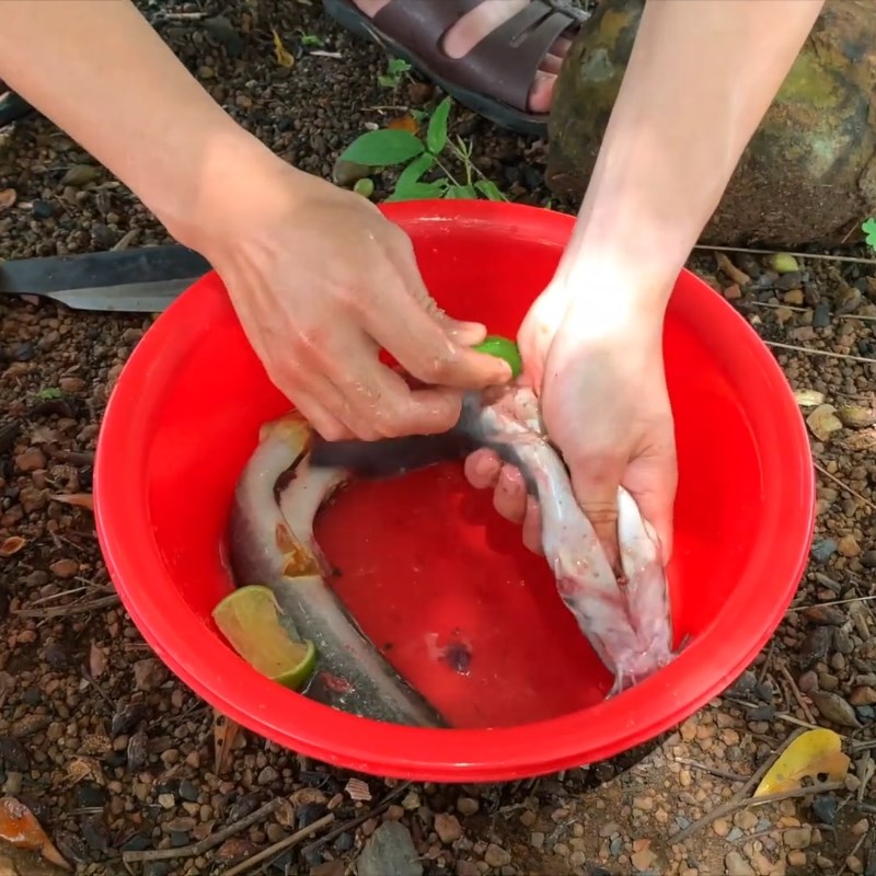 Bước 1 Sơ chế cá trê Cá kho tộ