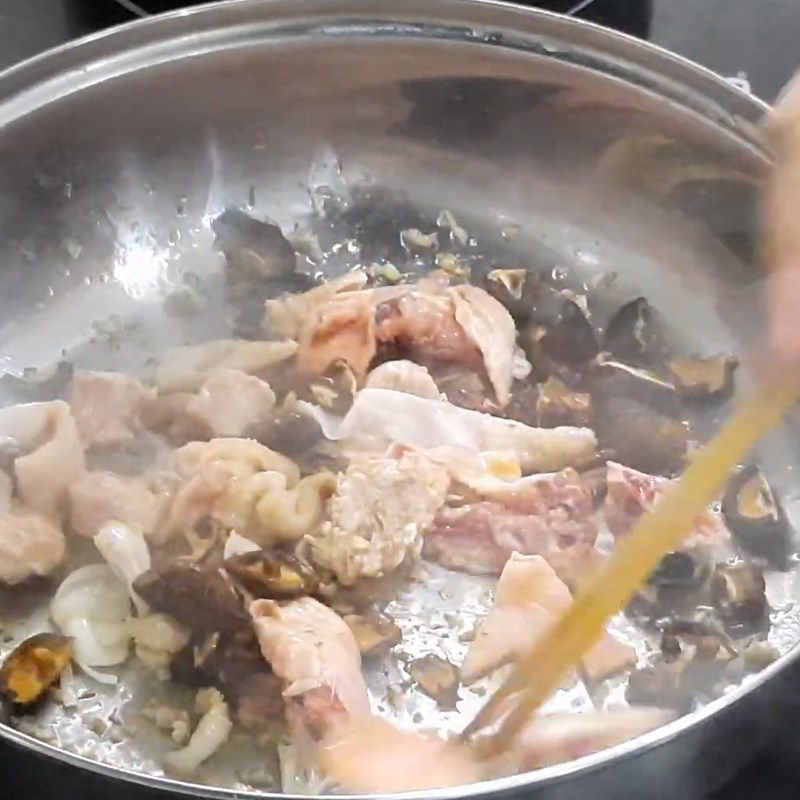Bước 4 Xào gà Lẩu cháo gà nấm đông cô