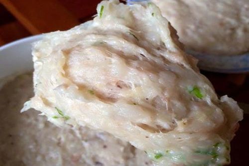 Bước 1 Giã nhuyễn Chả mực Quảng Ninh
