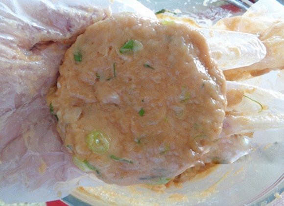 Bước 2 Nắn thành viên Chả mực Quảng Ninh