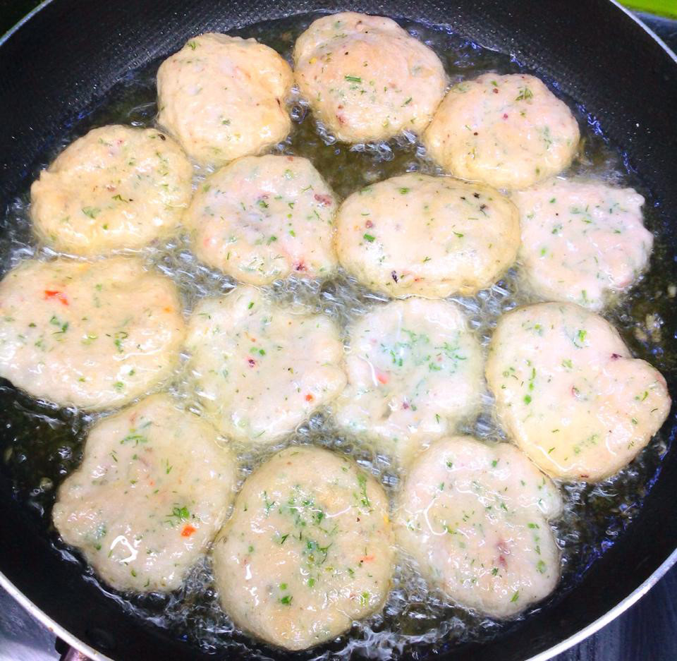 Bước 2 Chiên chả mực Chả mực giã dối