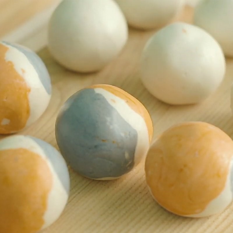 Bước 6 Tạo hình viên trôi nước con mèo Chè trôi nước quế hoa hình con mèo