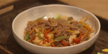 BunLutXaoRauCu STIRFRYBROWNRICENOODLEWITHVEGGIEVEGAN VIETNAMESEASMRDucan5 47screenshot 1200x676 1